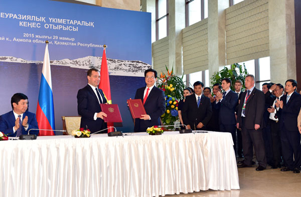 Thủ tướng Nguyễn Tấn Dũng và Thủ tướng Nga Medvedev tại Lễ ký Hiệp định thương mại tự do Việt Nam - Liên minh kinh tế Á-Âu