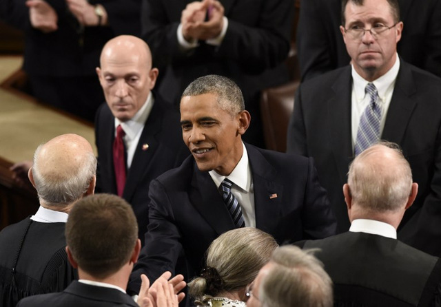 Ông Obama bắt tay các nghị sĩ khi tới quốc hội (Ảnh: AFP)